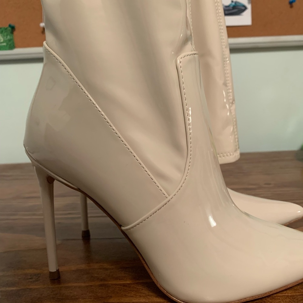 Steve Madden 7.5 heeled boots. Bone patten leather.
